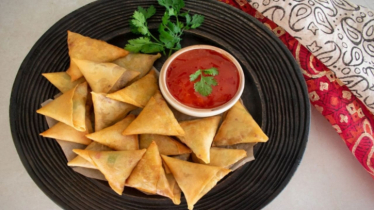 ছুটির দিনে ঘরেই বানান মচমচে সমুচা