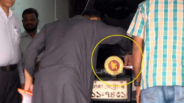 গাড়ি থেকে নিজ হাতে সরকারি লোগো খুলে ফেললেন ইশরাক হোসেন