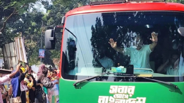 সৈয়দপুরে পৌঁছেছেন প্রধানমন্ত্রী, বাস থেকে হাত নেড়ে জানালেন শুভেচ্ছা
