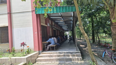 বেরোবির কেন্দ্রীয় লাইব্রেরিতে নেই রিডিং রুম, বারান্দায় পড়েন শিক্ষার্থীরা