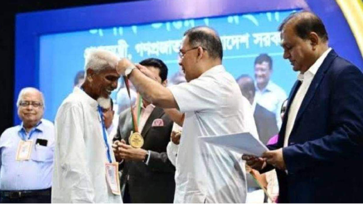 এক টাকার শিক্ষক লুৎফুর রহমান পেলেন রাষ্ট্রীয় সম্মাননা